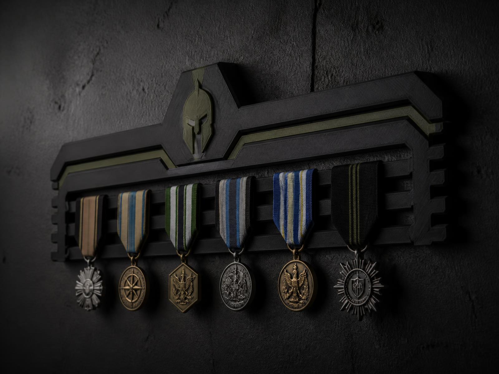 Suporte de medalhas em impressão 3D preto fosco fixado em parede escura com condecorações militares