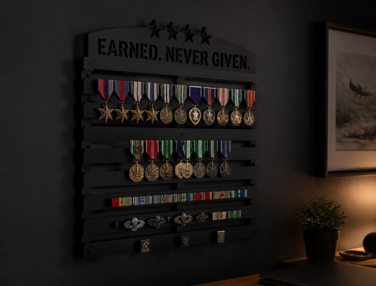 Suporte de medalhas 3D preto fosco instalado em parede de escritório com condecorações